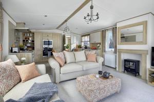 Gallery image of Captivating Bluebell Lodge 2-bed Cotswolds caravan in Cirencester