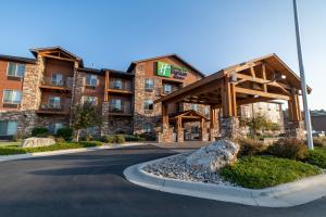 卡斯特的住宿－Holiday Inn Express & Suites Custer-Mt Rushmore，一座酒店大楼,前面有标志