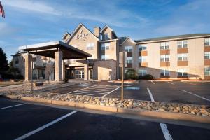 an empty parking lot in front of a hotel at Country Inn & Suites by Radisson, Stone Mountain, GA in Stone Mountain
