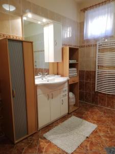 Een badkamer bij Imola És Andrea Apartmanház