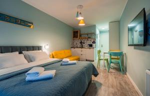 um quarto com uma cama com duas toalhas em Tamo's apartment in New Gudauri, Loft 1. em Gudauri