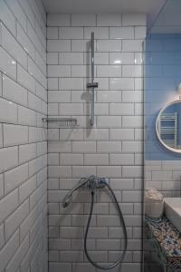um chuveiro na casa de banho com azulejos brancos em Tamo's apartment in New Gudauri, Loft 1. em Gudauri