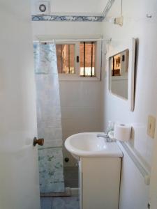 a white bathroom with a sink and a shower at jenous 2 apartamento in José Ignacio