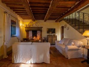 uma sala de estar com um sofá e uma lareira em Belvilla by OYO Casa Lamate em Cortona