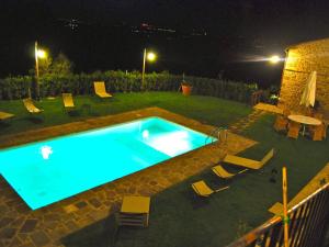 uma piscina no meio de um quintal à noite em Belvilla by OYO Casa Lamate em Cortona