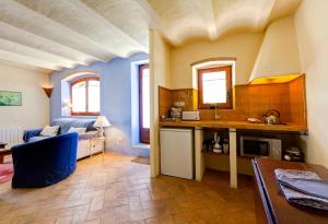 a living room with a kitchen and a couch at Mas Petit, turisme rural in La Bisbal