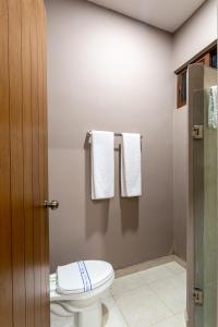 Yaxché的住宿－Xuux Peek by Tecnohotel，浴室配有白色卫生间和毛巾。
