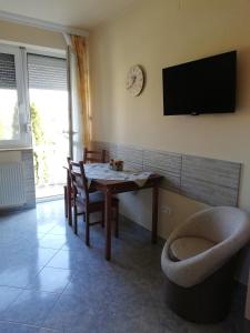 Un televizor și/sau centru de divertisment la Imola És Andrea Apartmanház
