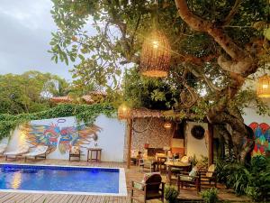 ein Resort mit einem Pool und einem Baum in der Unterkunft VILA Nobre in Trancoso