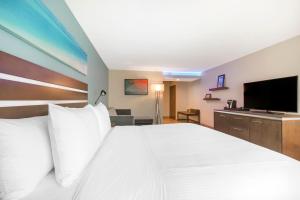 The Cove Hotel tesisinde bir odada yatak veya yataklar