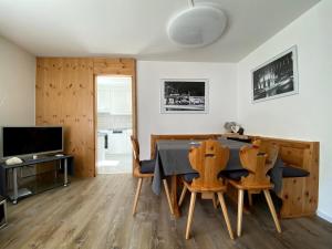 a dining room with a table and chairs at zentrale TOP Wohnung Chesa Ravaisch in Davos