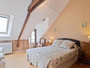 een slaapkamer met een bed en een zolder bij Charming child friendly holiday home in La Boussac