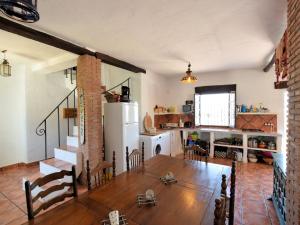 AlmogíaにあるHoliday home Casa El Cieloのキッチン、ダイニングルーム(テーブル、冷蔵庫付)