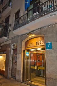 un bâtiment avec un panneau pour un magasin de luxe dans l'établissement Hostal Paris, à Barcelone