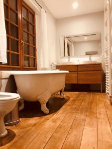 a bathroom with a tub and a sink and a toilet at Maison entre terre et mer proche Etretat in Saint-Jouin-Bruneval