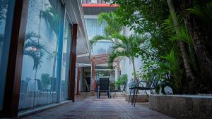 a hallway with palm trees in a building at Buen Retiro Apart Hotel in Santa Cruz de la Sierra
