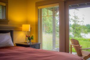 A bed or beds in a room at The Cottages on Salt Spring Island