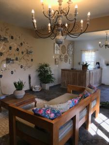 Una sala de estar con un sofá y una lámpara de araña. en Rancho da Serra Pousada, en Tiradentes