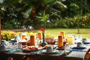 a picnic table with food and drinks on it at Hotel Casablanca in Pipa