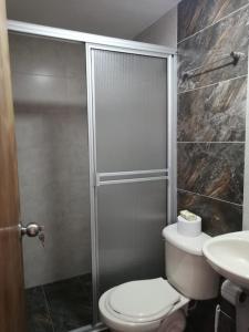 e bagno con doccia, servizi igienici e lavandino. di Apartamento completo medellin a Medellín