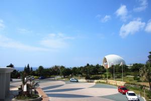 恩納的住宿－ANA萬座海濱洲際酒店，享有停车场和大圆顶的景色
