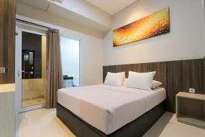 מיטה או מיטות בחדר ב-Sun In Pangandaran Hotel