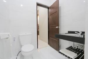 Koupelna v ubytování Sun In Pangandaran Hotel