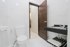 חדר רחצה ב-Sun In Pangandaran Hotel
