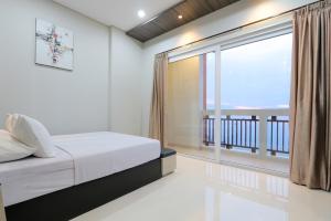 מיטה או מיטות בחדר ב-Sun In Pangandaran Hotel