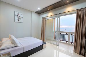 מיטה או מיטות בחדר ב-Sun In Pangandaran Hotel