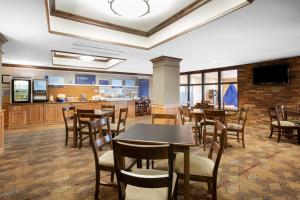 A restaurant or other place to eat at Holiday Inn Express Hotel & Suites Lander, an IHG Hotel