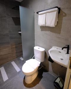 Koupelna v ubytování Americano Hotel Syariah Yogyakarta