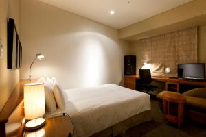 a hotel room with a bed and a desk at The Royal Park Hotel Iconic Tokyo Shiodome in Tokyo