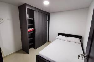 Dormitorio pequeño con cama y armario en Hermoso y cómodo apartamento, en San Rafael
