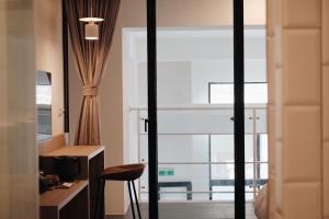 斗六的住宿－斗宅旅店，客房设有书桌、椅子和窗户。