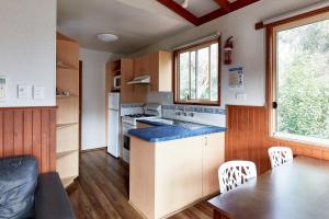 Köök või kööginurk majutusasutuses Marengo Family Caravan Park