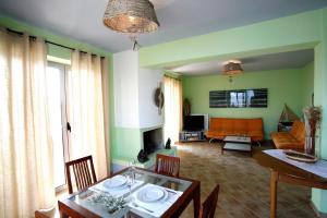 TV a/nebo společenská místnost v ubytování marmar villas