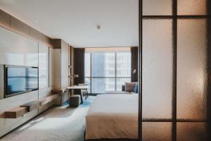 Postel nebo postele na pokoji v ubytování 青岛海天大酒店 山海相拥典雅奢华