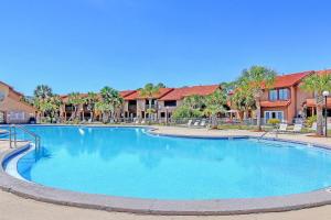 una gran piscina en un complejo con palmeras en Gulf Highlands 140 Linda Marie Lane en Panama City Beach