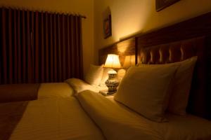 Postel nebo postele na pokoji v ubytování Hotel One Lalazar Multan