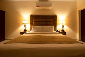 Postel nebo postele na pokoji v ubytování Hotel One Lalazar Multan