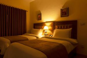 Postel nebo postele na pokoji v ubytování Hotel One Lalazar Multan