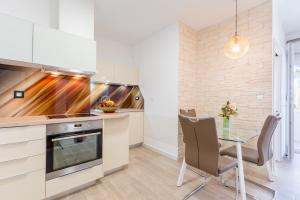 - une cuisine avec une table et des chaises dans la chambre dans l'établissement Apartments Niro, à Split