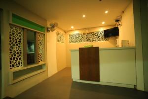 una camera con bar, TV e finestra di Hotel Falcon a Trivandrum