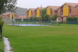 una pista de tenis en un parque con una pista de tenis en Experiencia inolvidable en Cuzcurrita, en Cuzcurrita de Río Tirón