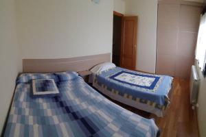 2 camas en una habitación pequeña en Experiencia inolvidable en Cuzcurrita, en Cuzcurrita de Río Tirón