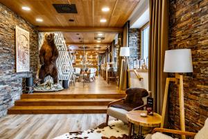 un vestíbulo de un restaurante con un oso en la pared en Grandhotel Tatra en Velké Karlovice
