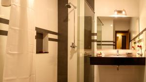 Hotel One Tariq Road Multan的一间浴室