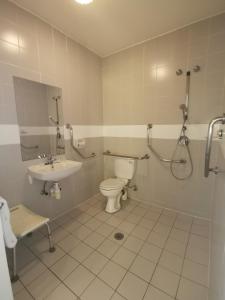La salle de bains est pourvue de toilettes et d'un lavabo. dans l'établissement SUN1 Richards Bay, à Richards Bay