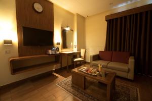 Hotel One Tariq Road Multan的电视和/或娱乐中心